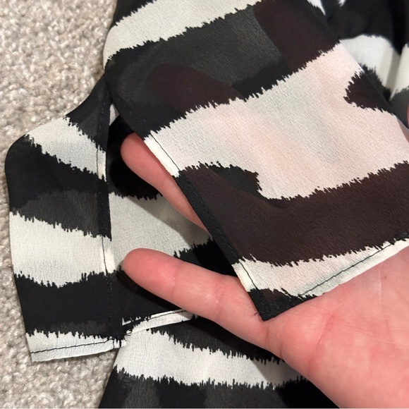 NWT Maya Brooke Women's Zebra Print Soft Duster Semi Sheer Shoulder Pads Size 10 - Picture 6 of 12